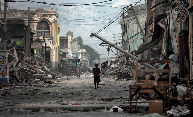 (ВИДЕО) Апокалиптични сцени: Десетици загинати во страшен земјотрес на Хаити