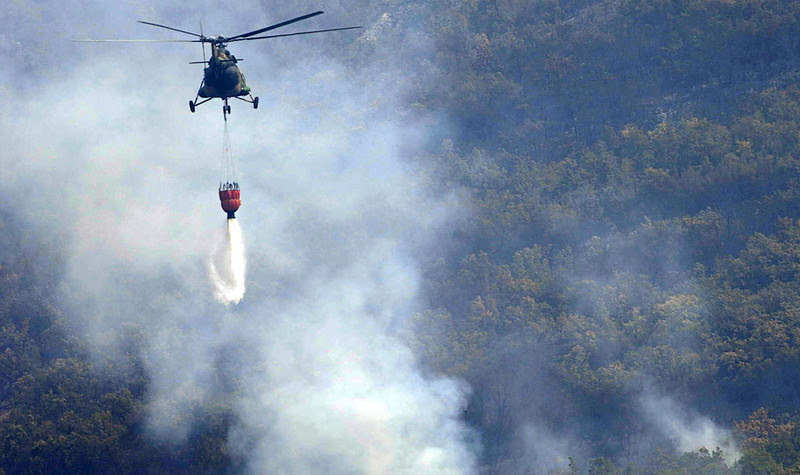 Хеликоптери вклучени во гаснењето на пожарот кај Сарај, активен пожарот и во Прилеп