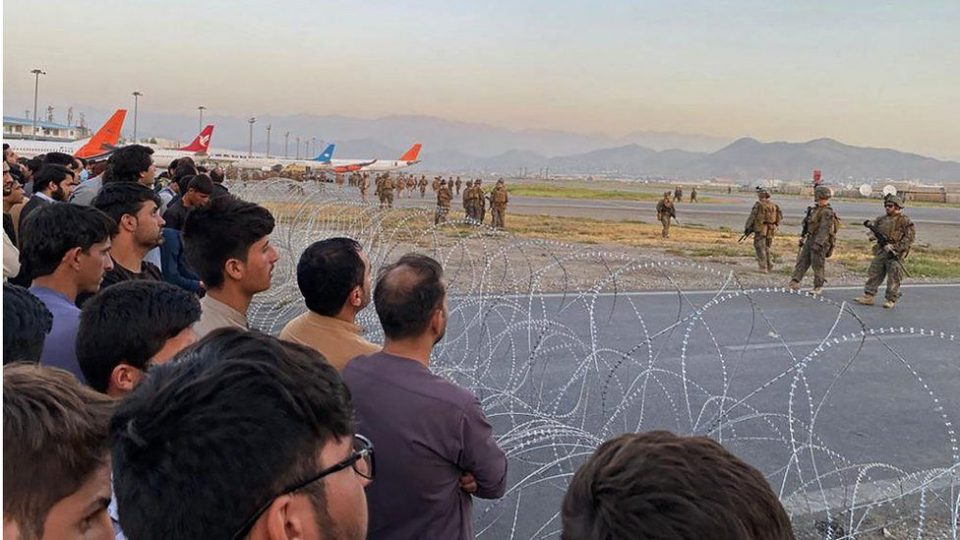 (ВИДЕО) Што се случува во Кабул: Американската војска со пукање го презема аеродромот и спречи Авганистанци да влезат во воен авион