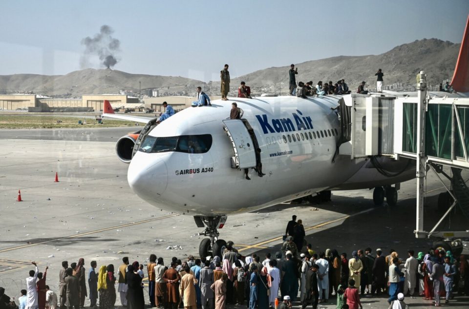Американските војници со истрели ја смируваа толпата на аеродромот во Кабул