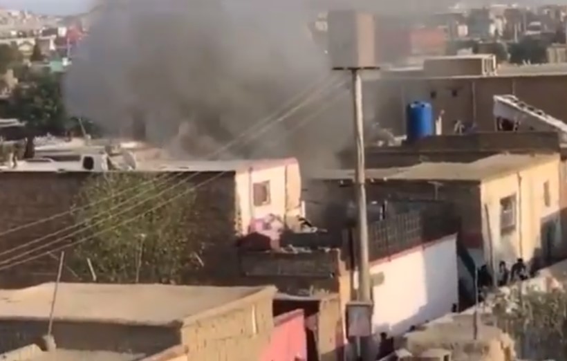 (ВИДЕО) Ракета погодила кварт во Кабул, жртва на нападот е дете