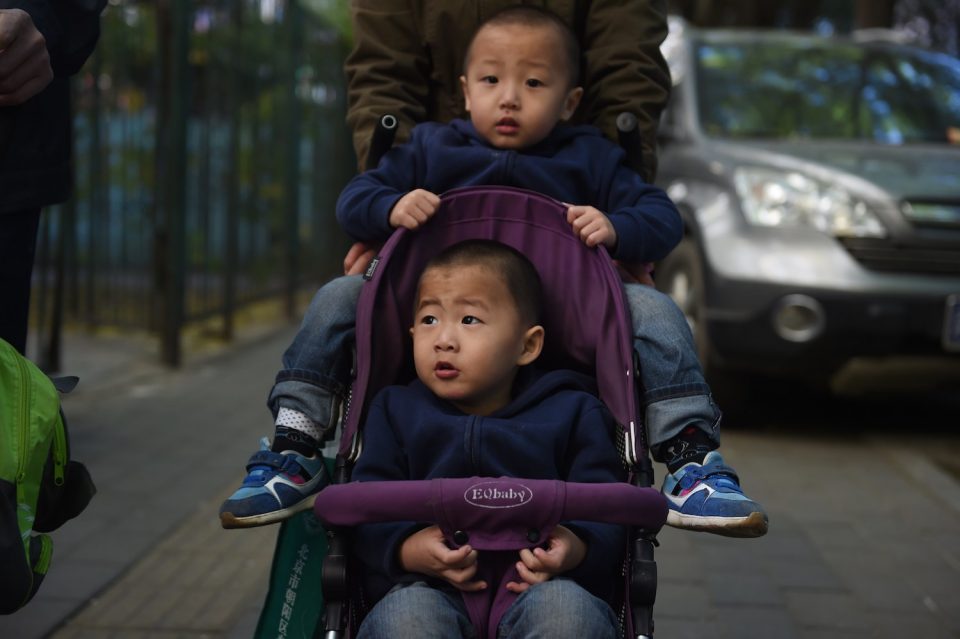 Кина им дозволи на двојките да имаат и трето дете