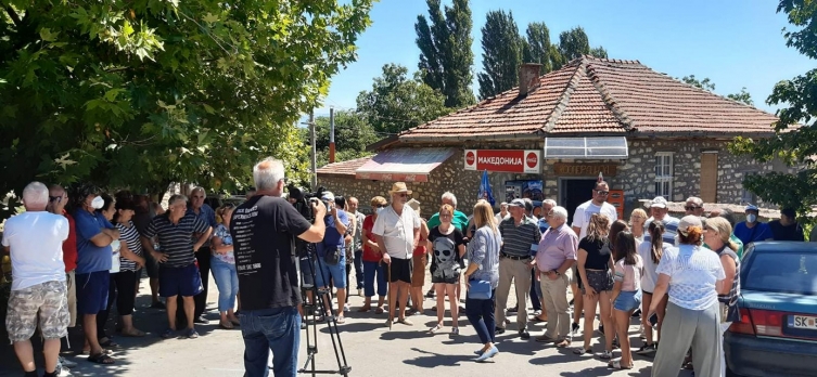 Жителите на скопско Кучково на протест: Срамота е во 21 век да молиме за вода