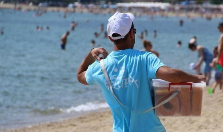 Пукања и тепачки за бизнисот со крофни на грчките плажи