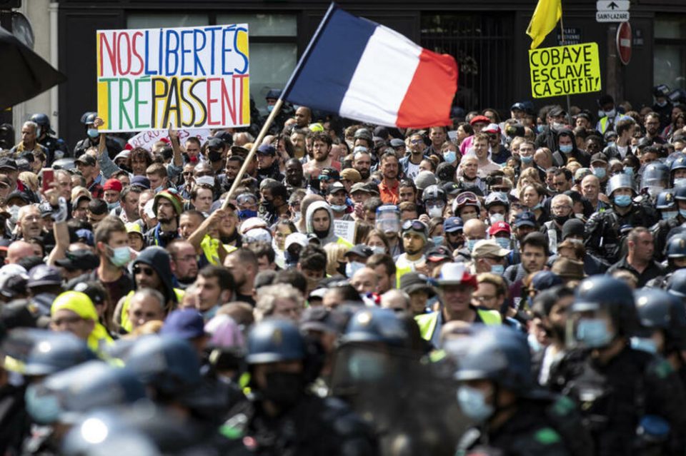 (ВИДЕО) „Макрон не те сакаме повеќе“ извикуваа илјадници Французи на протест против ковид мерките