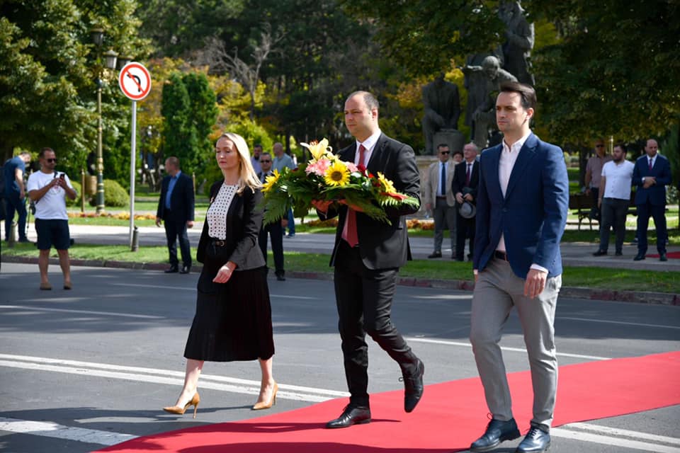 Делегација на ВМРО-ДПМНЕ предводена од Владо Мисајловски положи цвеќе по повод Илинден
