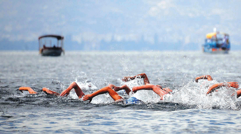 На Охридското Езеро започна пливачката трка на десет километри