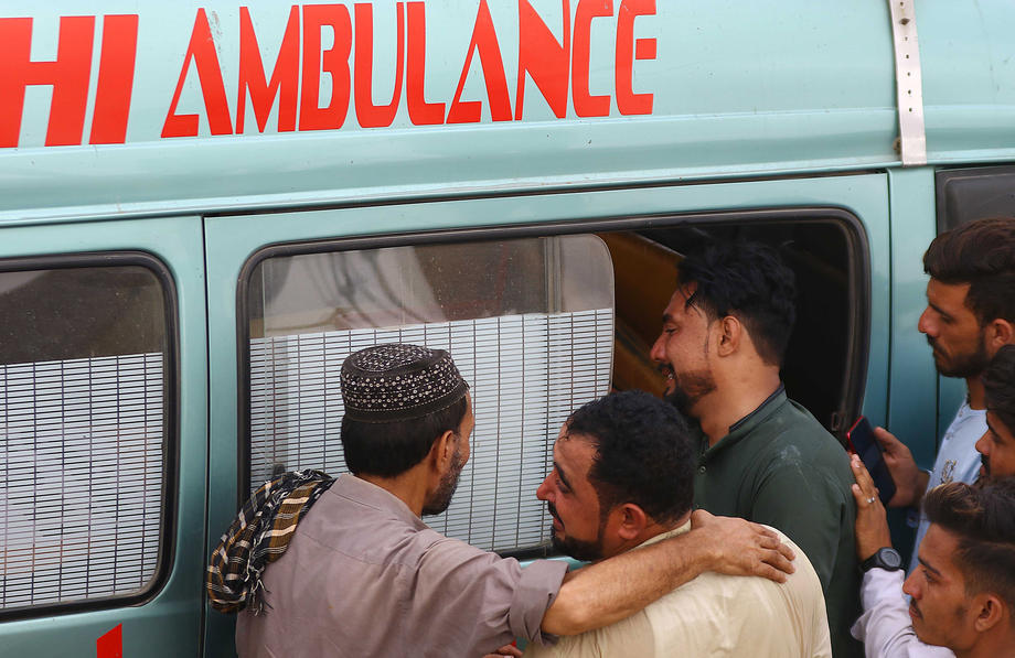 Најмалку 3 лица загинаа во бомбашки напад врз верска поворка во Пакистан