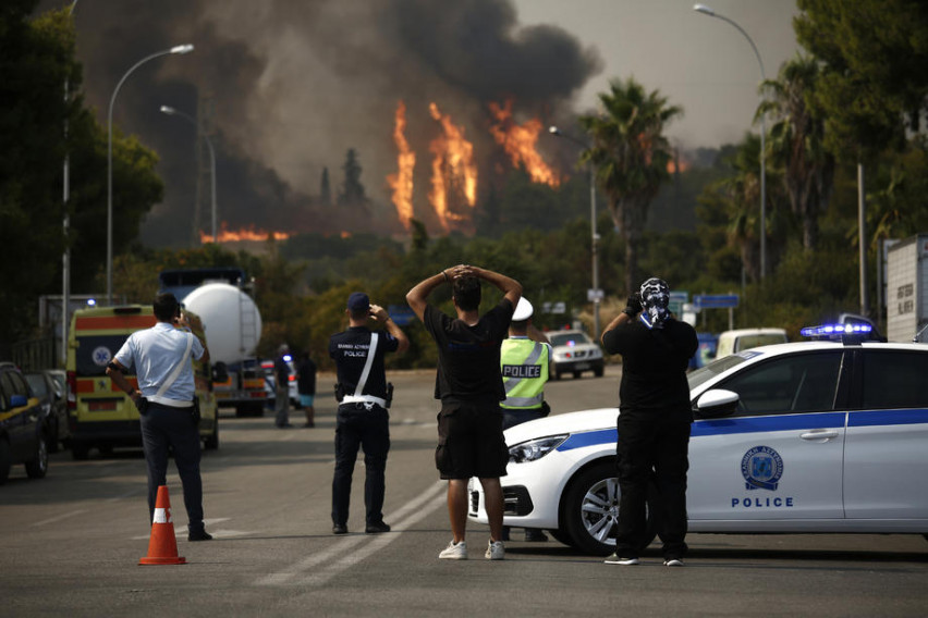 Битката со пожарите во Грција се шири на Пелопонез, евакуирани 20 села