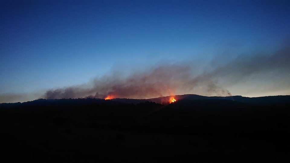 Активни седум огнени стихии, од Романија пристигнаа авион и хеликоптер за гаснење пожар