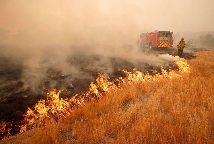Состојбата со пожарите најкритична во Малешевијата, најавена помош и од Романија