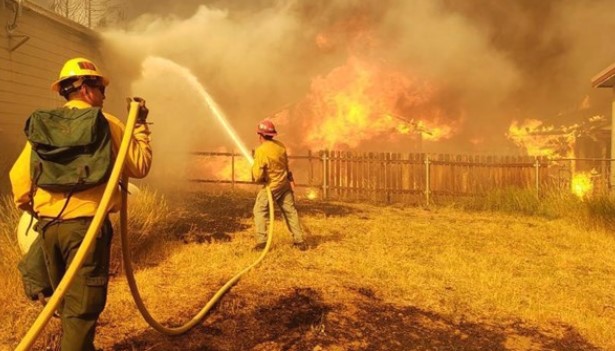 Прогласување на состојба на голема катастрофа поради пожарите, бара гувернерот на Калифорнија