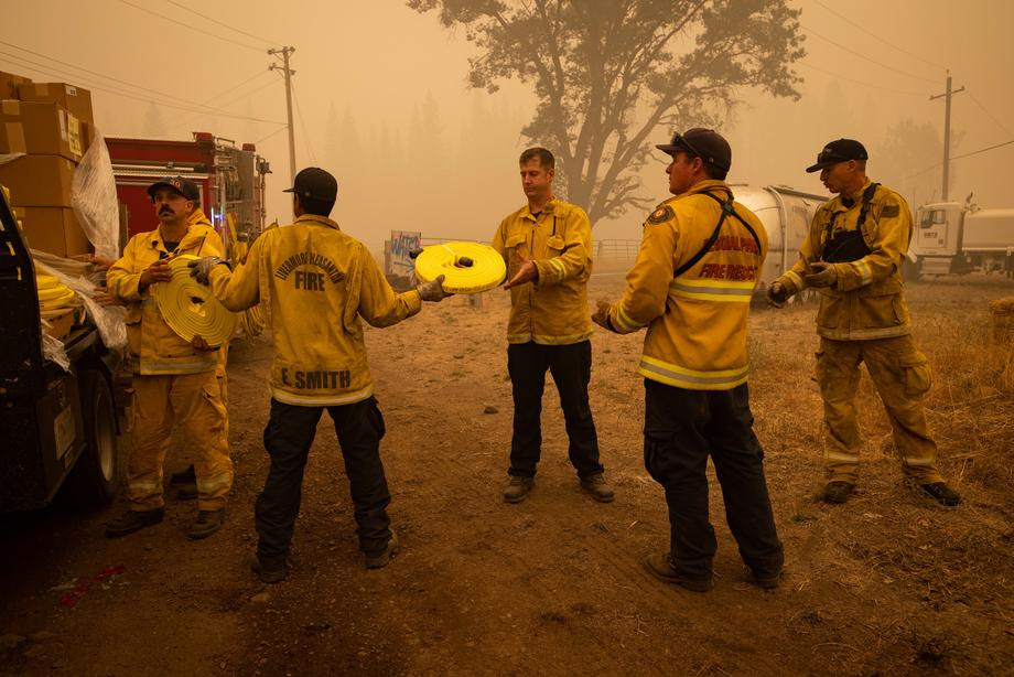 Голем пожар во Калифорнија, пет лица исчезнати