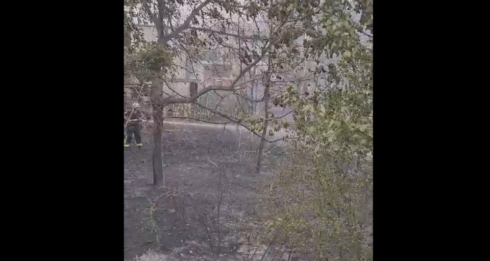 Локализиран пожарот во „Охис“: Надлежните тврдат дека опасноста помина, еден пожарникар е хоспитализиран