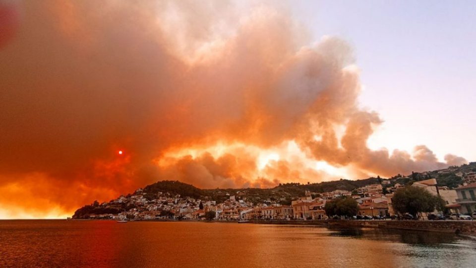 Грција гори: Повеќе од 100 пожари, уништени куќи и евакуирани туристи