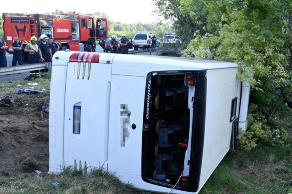(ФОТО) Се преврте автобус во Будимпешта, осум лица загинаа