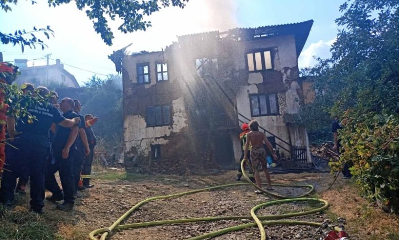 Словенечки пожарникари изгасија пожар во куќа во Берово