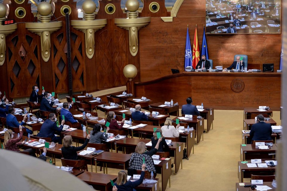 За СДСМ не постои Собранието: Сами си носат нов закон за лични карти, а постоечкиот го суспендираат