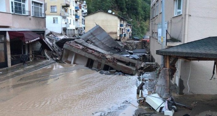 Најмалку 11 лица загинаа во поплави во северниот дел од Турција