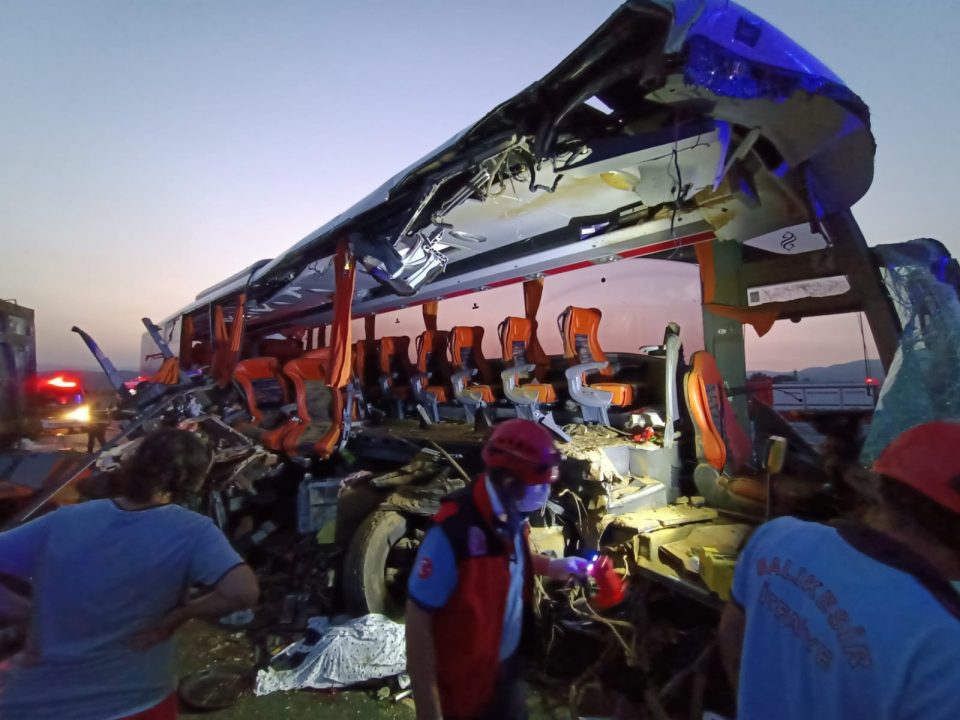 Судир на автобус и камион во Турција: Шестмина загинати, 37 повредени