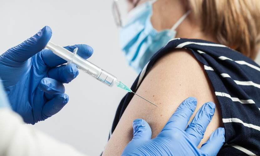 Сè повеќе земји воведуваат трета доза од вакцината против Ковид