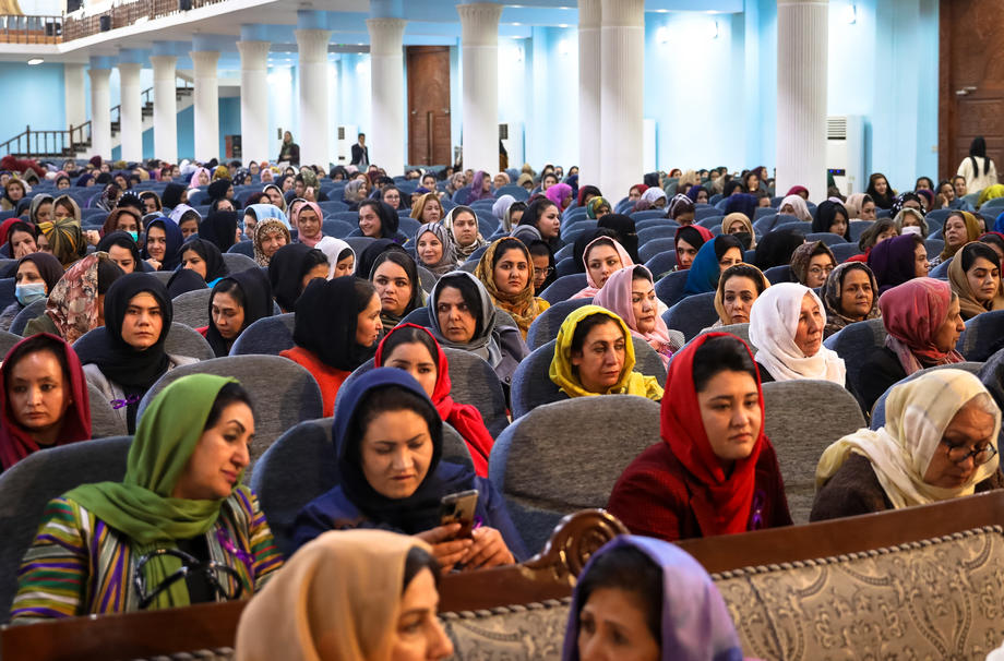 ЕУ и САД се загрижени за жените и девојчињата во Авганистан