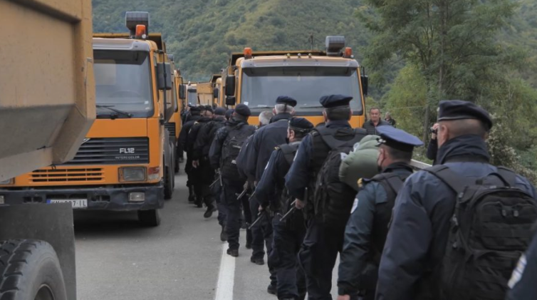 Седми ден протести во северниот дел на Косово, војската ја зголеми борбената готовност