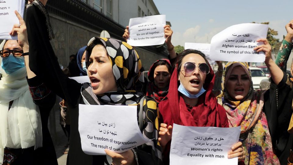 Авганистан: Талибанците прекинаа протест на шест Авганистанки кои бараа право на образование