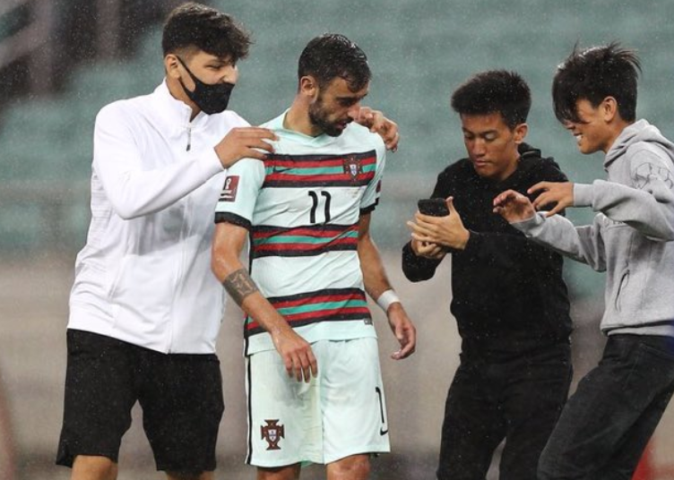 Навивачи без маски втрчаа на терен за време на натпреварот Азербејџан – Португалија и се фотографираа со Фернандеш