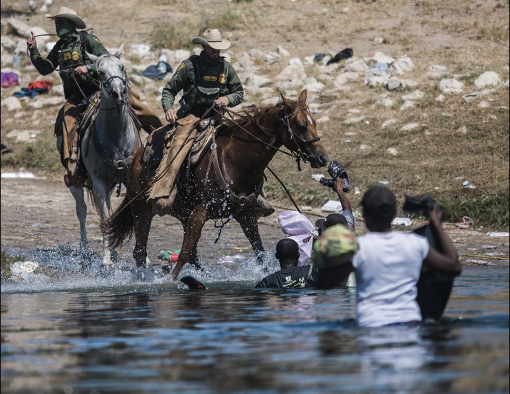 (ВИДЕО) Американската полиција со коњи и камшици си ја чува границата од мигрантите