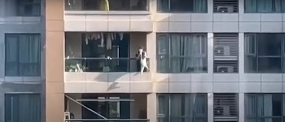 (ВИДЕО) Вистинска драма: Храбар полицаец спаси девојче да падне од 11-ти кат