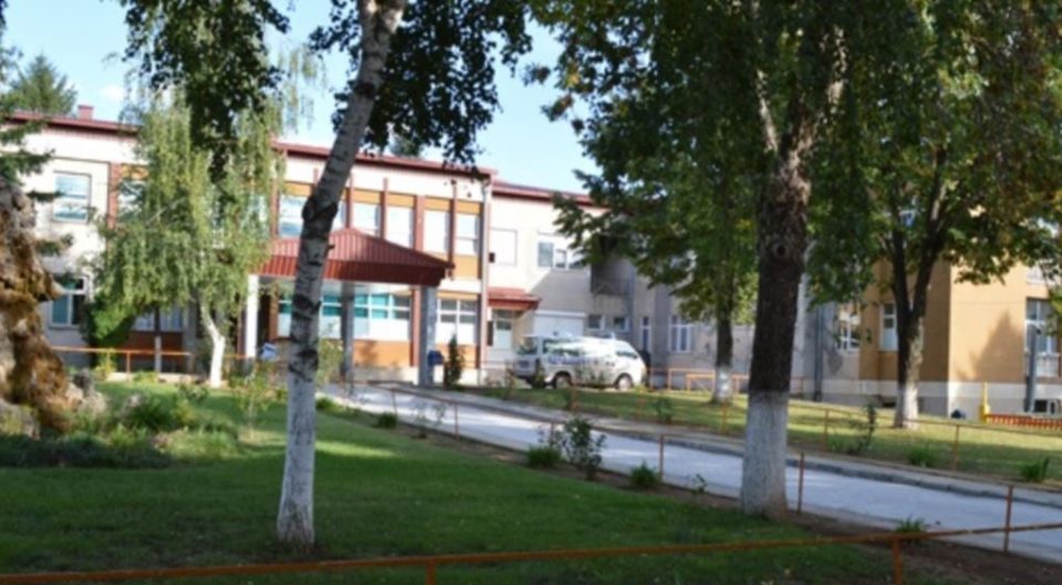 Еден починат од ковид-19 во Дебар, 38 хоспитализирани