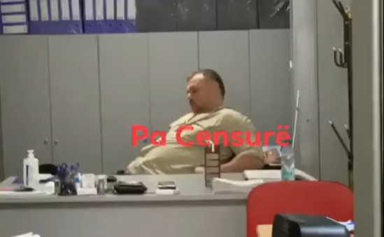(ВИДЕО) Вака се работи во Македонија: Вработен во УЈП го фати дремка