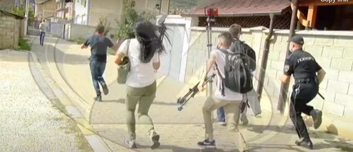 (ВИДЕО) ХАОС ВО ТЕТОВО: Нападната полицијата од страна на демонстрантите бранејќи го седиштето на ДУИ