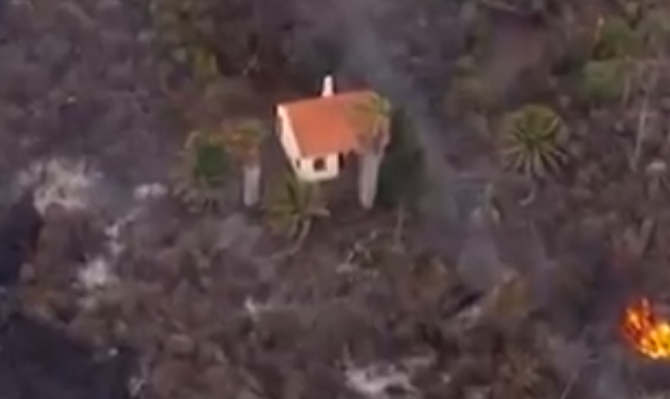(ВИДЕО) Чудо на Канарските острови: Лавата уништи се пред себе, освен една куќа