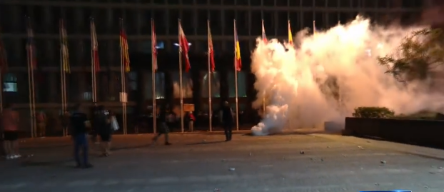 (ВИДЕО) Насилни протести во Љубљана против ковид-мерките, полицијата возврати со солзавец