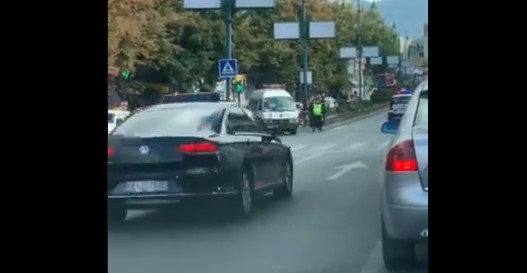 (ВИДЕО) Возило на брза помош сопрено за да помине Заев