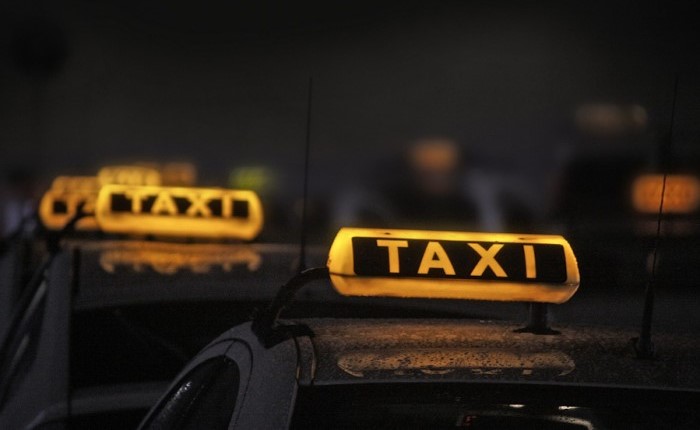 Таксист од Скопје фатен како превезува мигранти од Куба