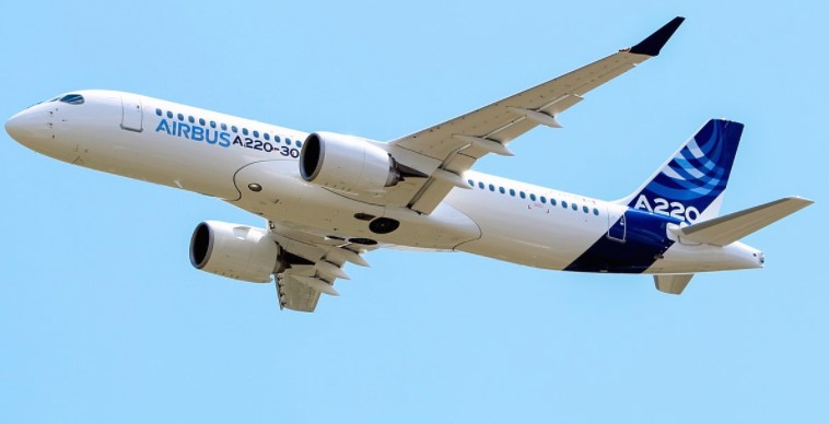 Авион принудно слетал во Австрија, патник „заглавил“ в тоалет