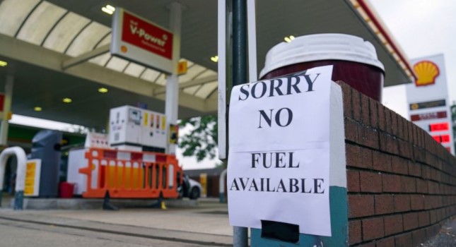Британската Влада размислува да ја повика армијата за решавање на кризата на бензинските пумпи