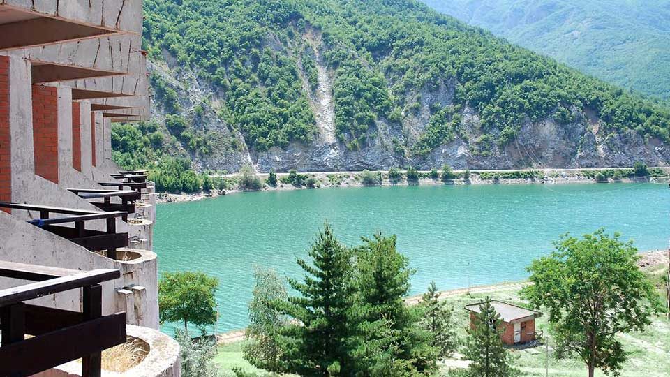 Кривични пријави за жители на Дебар: Граделе дивоградби на брегот на Дебарско Езеро