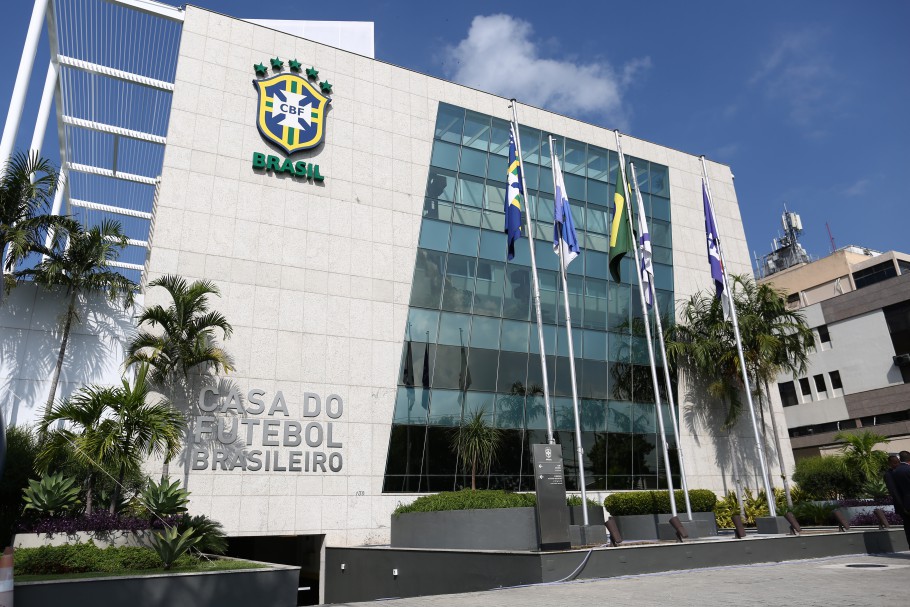 9 бразилски фудбалски репрезентативци нема да играат во националниот тим поради короната
