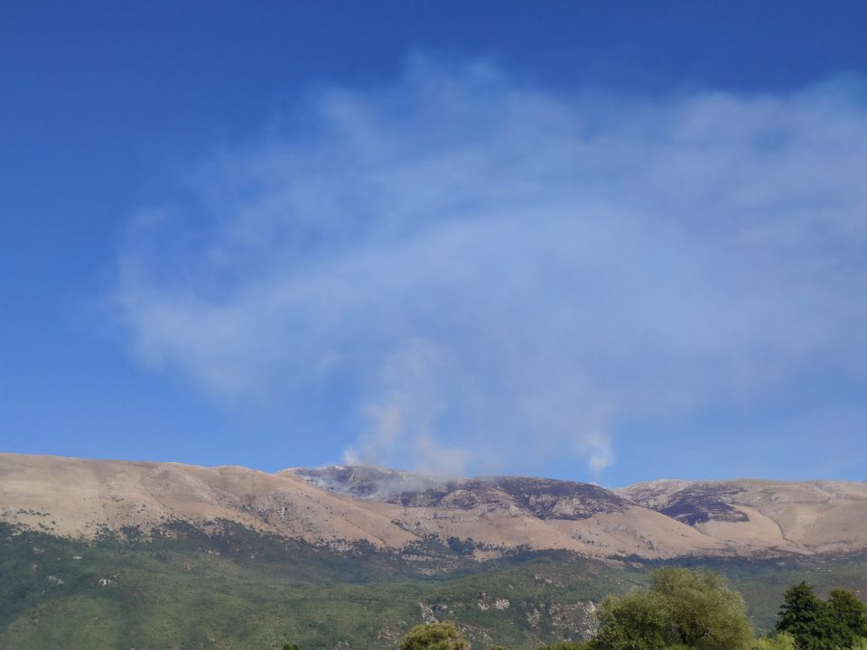Пожарот на Галичица се спушти на 1.600 метри надморска височина, во гаснењето вклучен и хеликоптер