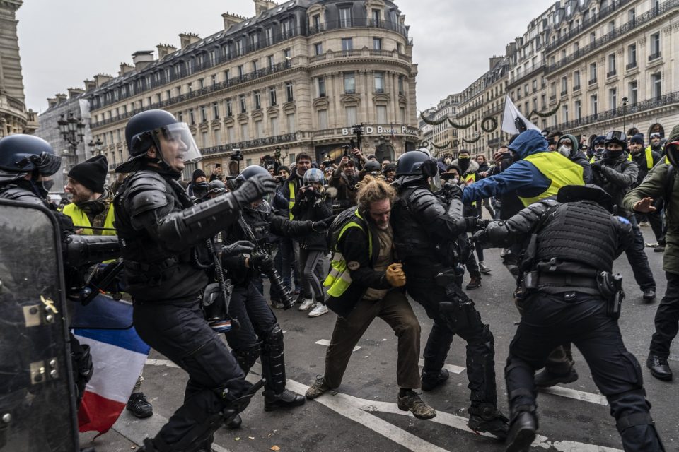 (ВИДЕО) Хаос по улиците на Париз: Демонстрациите против задолжителната вакцинација не се повеќе мирни