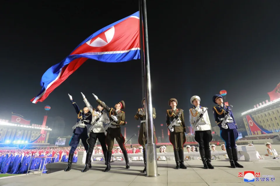 Северна Кореја со ноќна воена парада ја прослави 73-годишнината