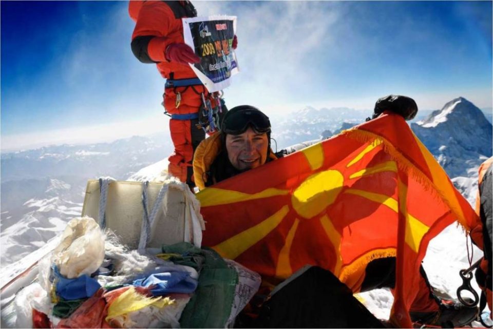 (ВИДЕО) Македонското знаме се вее на 8163 метри надморска височина: Нов подвиг за кардиологот Кедев