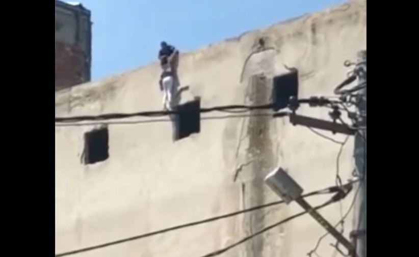 (ВИДЕО) Драма во Куманово: Девојка проба да се самоубие скокајќи од зграда, драматично ја спасуваа