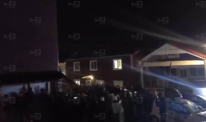 (ВИДЕО) Со свирежи и довикувања, граѓаните го избркаа кандидатот на ...