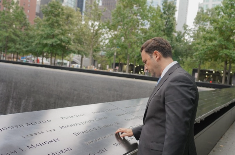 Османи во Њујорк положи цвеќе на Меморијалниот музеј за 11-ти септември
