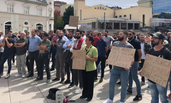 Протест во Приштина против задолжителното вакцинирање
